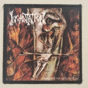 Könnte beinhalten: Quadratischer Aufnäher mit dem Bandnamen "Incantation" in weißen gotischen Buchstaben. Das Bild zeigt eine Kreuzigungsszene vor einem dunklen, strukturierten Hintergrund. Der Text "Onward to Golgotha" befindet sich unten.
