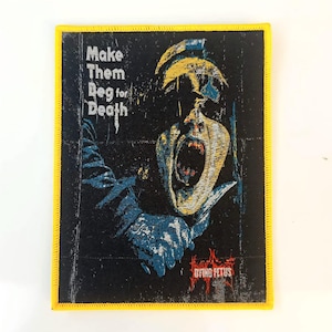 Puede incluir: Parche rectangular con fondo negro y borde amarillo. El parche presenta un gráfico desgastado de una cara gritando con el texto "Make Them Beg for Death" y "DYING FETUS".