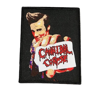 Puede incluir: Parche cuadrado negro con una ilustración de una persona sosteniendo un letrero. El letrero dice "CANNIBAL CORPSE" en letras rojas goteantes. La persona tiene un peinado pompadour y está representada en rojo, blanco y negro.