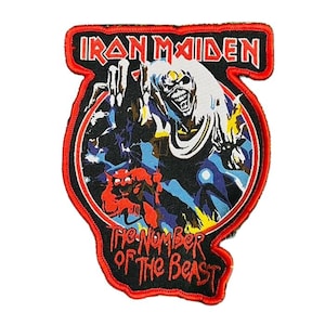 Puede incluir: Parche bordado con el logo de Iron Maiden en rojo y blanco. El parche tiene un fondo negro con un gráfico de Eddie, la mascota de la banda, y el texto "The Number of the Beast". El parche está delineado en rojo.