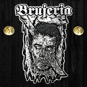 Puede incluir: Un parche de Brujeria en blanco y negro con una cara grotesca estilizada con detalles goteantes. Dos botones dorados flanquean el parche sobre una superficie de madera negra. La palabra "Brujeria" está en la parte superior.