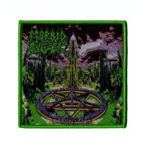 Peut inclure: Un écusson brodé carré avec une bordure vert vif. Le motif présente un pentagramme violet au premier plan, une tour centrale et des arbres sombres sur un ciel violet. Le texte Morbid Angel est en haut et Domination est en bas.