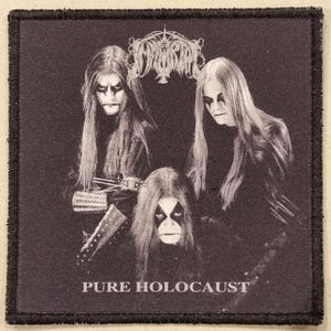 Puede incluir: Parche en blanco y negro con tres figuras con pelo largo y pintura facial. El logotipo de la banda está en la parte superior y el texto "PURE HOLOCAUST" en la parte inferior. El parche tiene un borde negro.