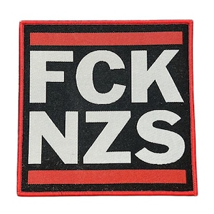 Könnte beinhalten: Quadratischer Aufnäher mit dem Text "FCK NZS" in fetten weißen Buchstaben auf schwarzem Hintergrund. Der Aufnäher hat einen roten Rand und rote horizontale Streifen oben und unten.