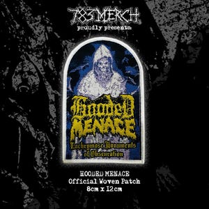 Può includere: Toppa tessuta con una figura incappucciata e la scritta "HOODED MENACE" in giallo e blu. La toppa misura 8 cm x 12 cm e include il testo "Lachrymose Monuments of Obscuration". Lo sfondo è scuro con la scritta "783 MERCH".