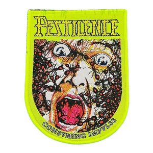 以下が含まれることがあります： 太字で様式化された文字で「PESTILENCE」という言葉が書かれたネオングリーンのパッチ。パッチには、昆虫で覆われた叫び声の顔のグラフィックがあり、下部に「CONSUMING IMPULSE」という言葉があります。