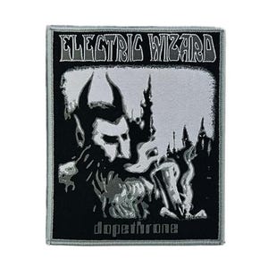 Könnte beinhalten: Ein rechteckiger gestickter Aufnäher mit einem schwarz-weißen Grafikdesign. Der Text ELECTRIC WIZARD steht oben und das Wort dopethrone unten. Das zentrale Bild zeigt eine stilisierte Figur mit Hörnern und aufsteigendem Rauch.