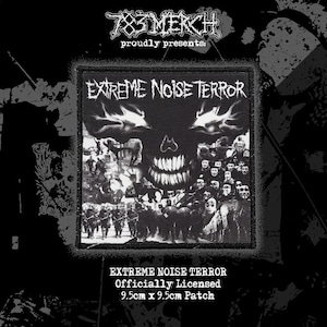 Peut inclure: Écusson noir et blanc avec le texte "EXTREME NOISE TERROR" et un motif de crâne. L'écusson est sous licence officielle et mesure 9,5 cm x 9,5 cm. L'écusson comprend également le texte "783 MERCH proudly presents:"