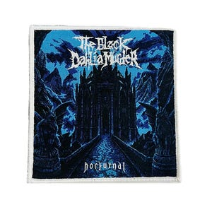 Peut inclure: Écusson carré avec une illustration gothique bleu foncé et noir. L'écusson présente le nom du groupe "The Black Dahlia Murder" en blanc, une lettrage stylisé au-dessus d'une image détaillée d'un château et le mot "nocturnal" en police gothique.