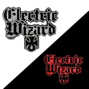Könnte beinhalten: Schwarz-weißes Electric Wizard-Logo mit einem Kreuzsymbol. Das Logo ist in einer gotischen Schriftart gehalten. Das Bild ist diagonal geteilt, wobei das Logo auch in Rot auf schwarzem Hintergrund gezeigt wird.