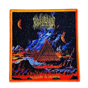 Op de afbeelding: Geborduurde patch met een levendig ontwerp met piramides onder een sterrenhemel. De patch heeft een zwarte achtergrond met oranje, rode, blauwe en gele accenten. De tekst "ABSOLUTE ELSEWHERE" staat onderaan.
