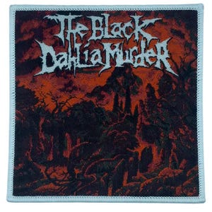 Op de afbeelding: Vierkante patch met de tekst "The Black Dahlia Murder" in witte gotische letters boven een donker, vurig landschap. De patch heeft een lichtblauwe rand en een gedetailleerd, getextureerd ontwerp.