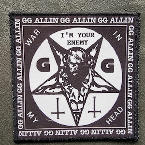 Puede incluir: Parche cuadrado en blanco y negro con un pentagrama, una figura demoníaca y el texto "I'M YOUR ENEMY". El parche también incluye el texto "GG ALLIN" alrededor del borde y "WAR IN MY HEAD".