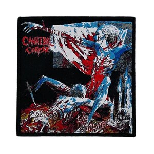 Può includere: Una toppa ricamata quadrata con un'illustrazione grafica realizzata con fili rossi, blu e bianchi su sfondo nero. Il design raffigura una scena con figure, candele e un teschio, includendo il testo Cannibal Corpse e Tomb of the Mutilated.