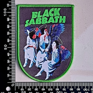 Könnte beinhalten: Gestickter Aufnäher mit dem Bandnamen "BLACK SABBATH" in grünen Blockbuchstaben über einer Illustration von drei Figuren mit Engelsflügeln. Der Aufnäher hat einen grauen Hintergrund und einen grünen Rand.