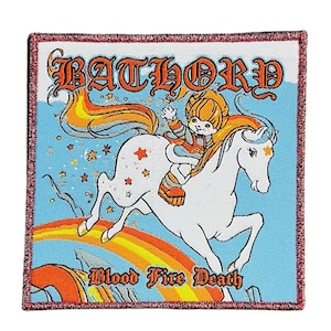 Puede incluir: Parche cuadrado con una ilustración de dibujos animados de una persona montando un caballo blanco sobre un arcoíris. El parche tiene la palabra "BATHORD" en texto naranja en la parte superior y "Blood Fire Death" en la parte inferior. El parche tiene un borde rosa.