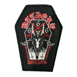 Könnte beinhalten: Schwarzer Sarg-förmiger Aufnäher mit rotem und weißem Stickdesign. Mit einem Ziegenkopf mit Pentagramm, der Zahl 6 und den Worten "Sabbath" und "Black Metal Hordes".
