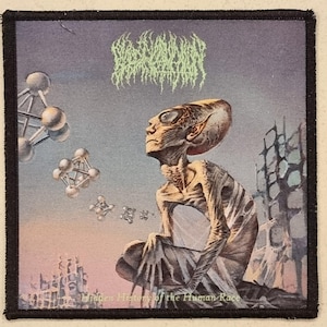 Può includere: Toppa quadrata con un'illustrazione di fantascienza. Una figura aliena con grandi occhi e corpo snello guarda in alto. Lo sfondo presenta forme geometriche, strutture e il testo "Hidden History of the Human Race". La toppa ha un bordo nero.