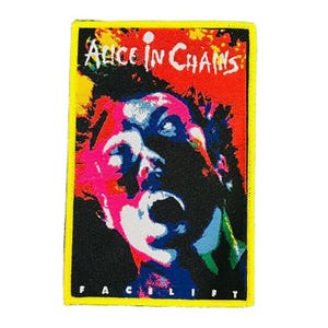 Könnte beinhalten: Ein rechteckiger Aufnäher mit gelbem Rand, der eine farbenfrohe Grafik eines schreienden Gesichts zeigt. Der Text "Alice in Chains" befindet sich über dem Gesicht und "FACELIFT" darunter. Das Bild verwendet leuchtende Farben wie Rot, Pink, Blau und Schwarz.