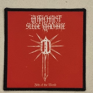 Op de afbeelding: Vierkante patch met een rode achtergrond en zwarte rand. De patch heeft witte gotische letters met de tekst "ANTICHIST SIEGE MACHINE" boven een witte illustratie van een zwaard met een sterrenpatroon. De tekst "Filth of the World" staat onderaan.