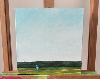 Paysage peint à la main avec ciel bleu, herbe verte avec une chaise bleue miniature