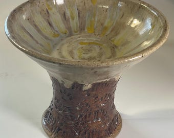 Elevated feeding bowl for cat or small dog