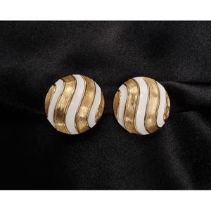 Pendientes de clip vintage de los años 60 de TRIFARI, firmados, con botón de esmalte blanco y oro.