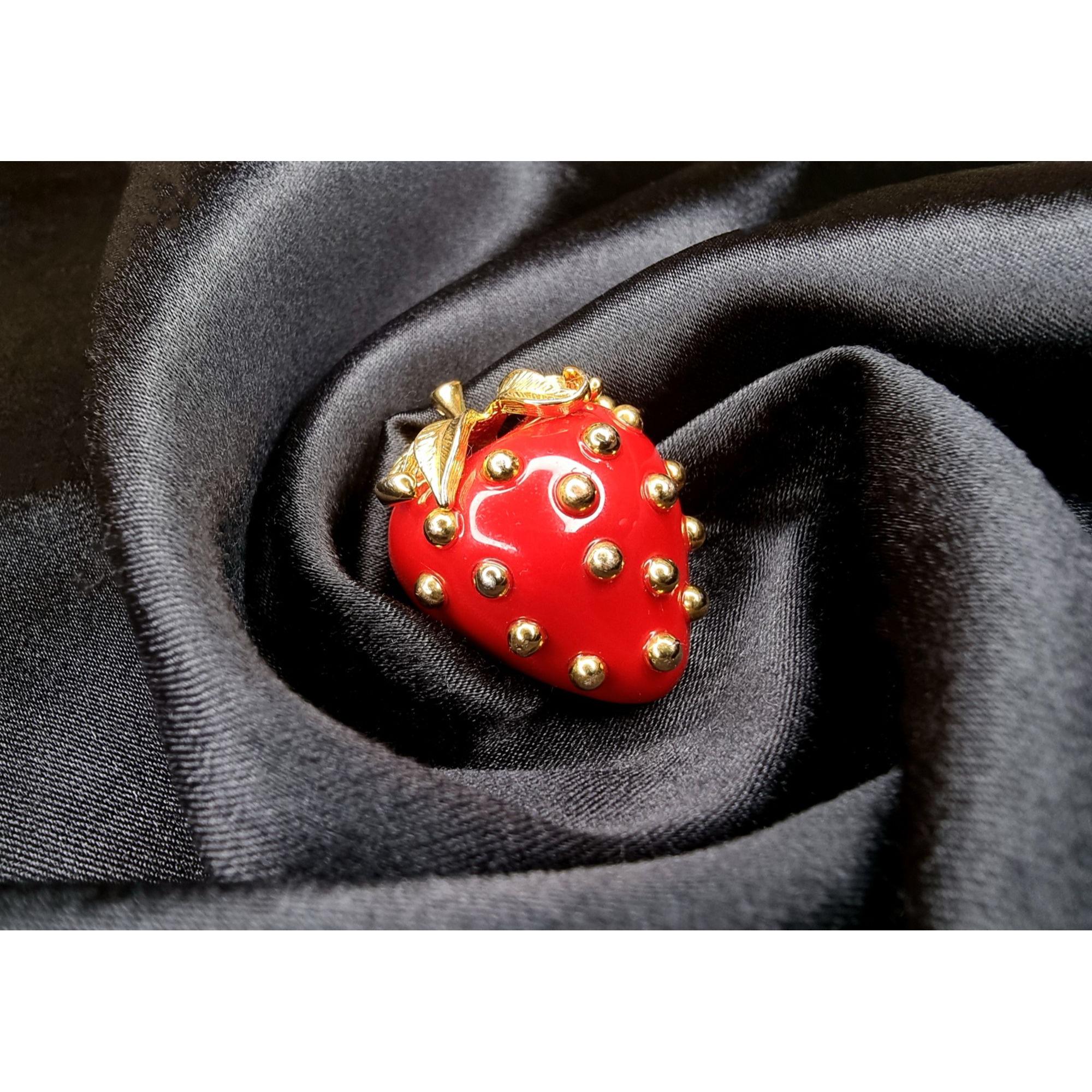 ヴィンテージ KJL ケネス ジェイ レーン エナメル ストロベリー Vintage KJL Kenneth Jay Lane Red Strawberry Gold-tone Brooch