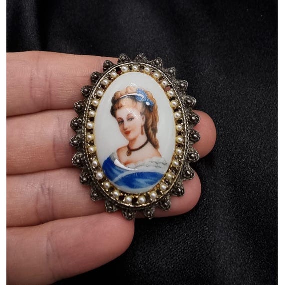 Vintage Limoges Made in France Signed Hand-Painted Porcelain Brooch Pendant View 4
