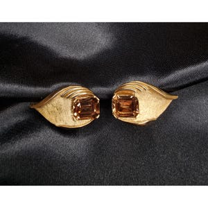 Raro ritrovamento di orecchini vintage TRIFARI a clip con foglia color oro e strass ambra