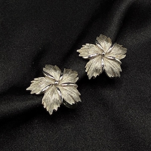 Vintage TRIFARI Clip-Ohrringe aus den 1960er Jahren, signiert, silberfarben, Blattform.