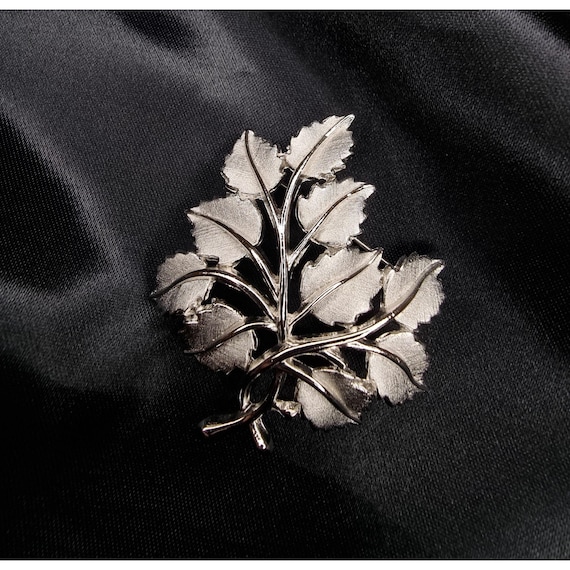 Vintage CROWN TRIFARI 1950s Silver-tone Leaf Brooch Pin - Etsy display picture 3