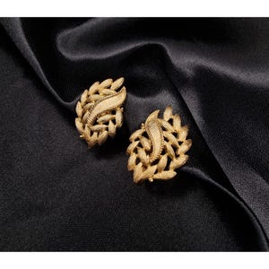 Orecchini a clip con foglia color oro Trifari Crown vintage anni &#39;60