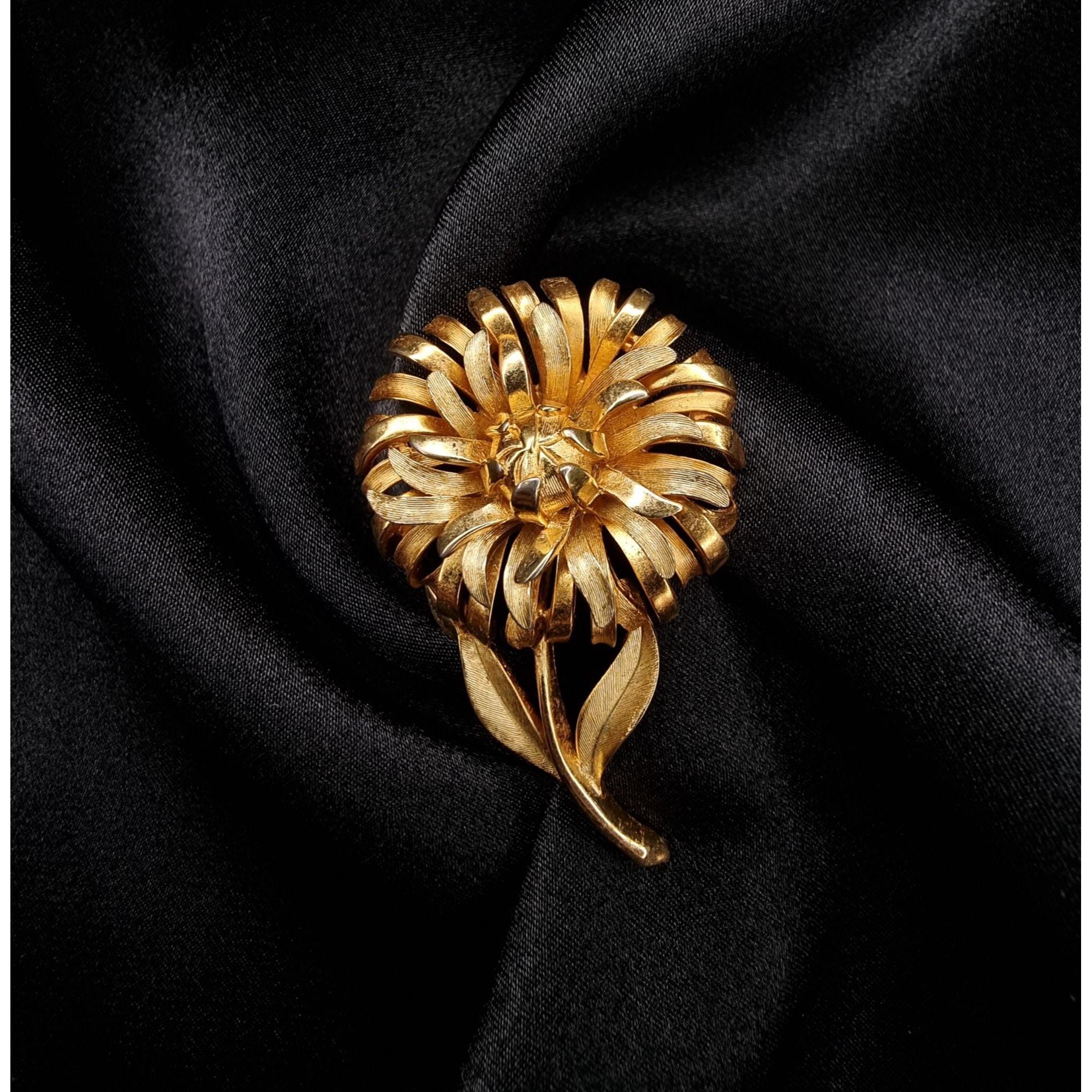 トリファリ trifari 深い青 王冠 ブローチピン ② Trifari brooch - Etsy 日本