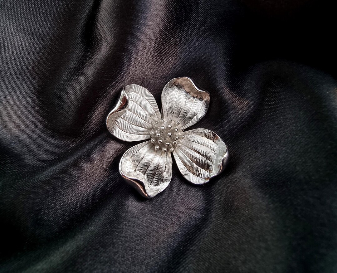 Broche Ancienne Art Nouveau Française - Motif Fleur Et Vierge, Couleur Argentée, Occasion