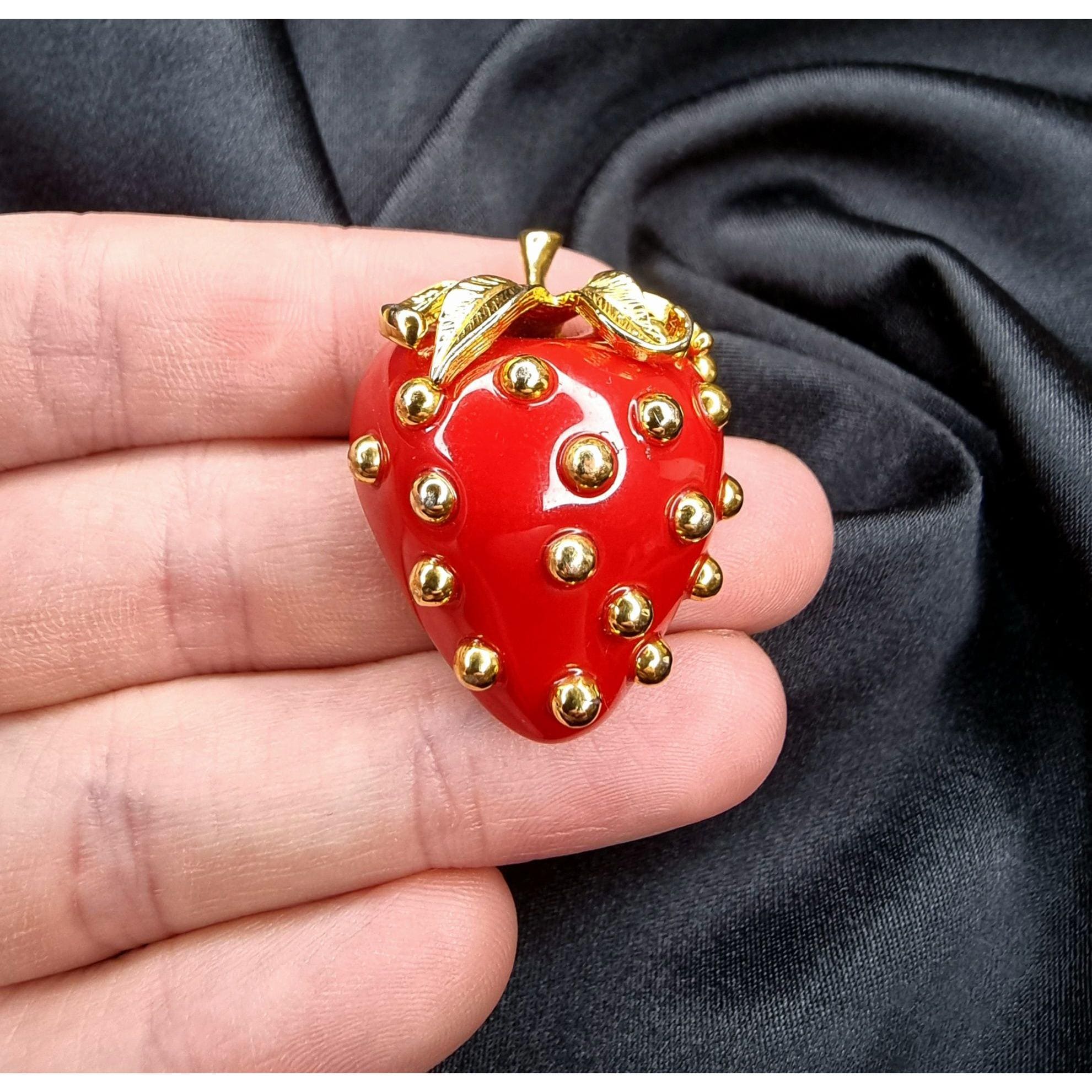 ヴィンテージ KJL ケネス ジェイ レーン エナメル ストロベリー Vintage KJL Kenneth Jay Lane Red Strawberry Gold-tone Brooch