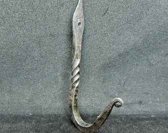 Gancho em J forjado à mão, ferraria, aço torcido, remate em espiral