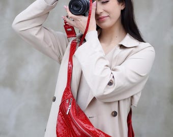 Bolso rojo para cámara para mujer, riñonera de cuero italiano para cámara, bolso cruzado para cámara con relieve de cocodrilo, bolso de cintura para fotógrafo, bolso para cámara DSLR