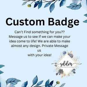 K&ouml;nnte beinhalten: Hellblauer Hintergrund mit floralen Akzenten und dem Text "Custom Badge". Der Text fordert Kunden auf, sich f&uuml;r individuelle Designs zu melden. Das Bild enth&auml;lt den Firmennamen "sddm SIERRA'S DOOR DECOR & MORE."