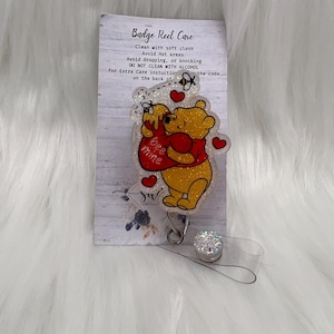 Gelber Teddybär mit Herzen Abzeichen Reel-Cute Badge Reel-Krankenschwester-LPN-RN-Geschenke für sie-Krankenschwester Geschenke-Weihnachtsgeschenke-Krankenschwester Geschenke-CNA-Valentinsgrüßen