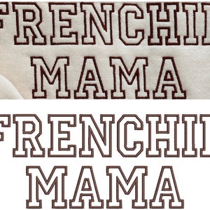 Può includere: Testo ricamato marrone su uno sfondo di tessuto bianco. Il testo dice "FRENCHIE MAMA".
