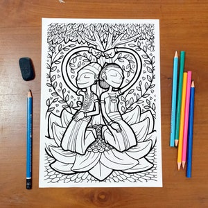 Può includere: Pagina da colorare in bianco e nero con due figure sedute schiena contro schiena su un fiore di loto, incorniciate da un vitigno a forma di cuore. Una matita, una gomma e matite colorate di vari colori sono su una superficie di legno.