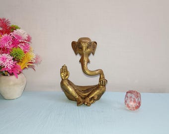 Mässingsmediterande Ganesha i halvt synlig hållning | Ganpati-duschvälsignelser