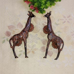Peut inclure: Deux poignées de porte en laiton décoratives en forme de girafe avec un motif brun et orange.