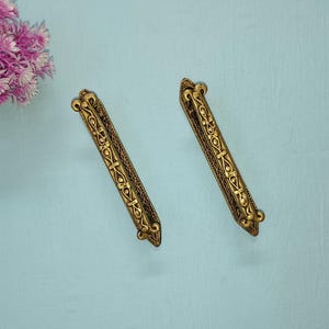 Lådhandtag i mässing med graverad blommotiv och bakplatta - Set om 2