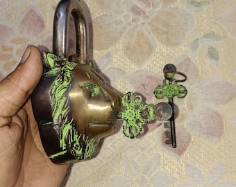 【中国古美術　アンティーク南京錠　工芸品　文字合わせ鍵　インテリア】獅子顔 真鍮製ライオンフェイス南京錠（鍵付き）：動物デザインの南京錠