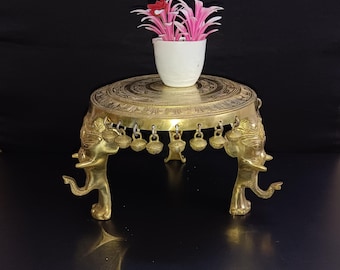 Mässings Chowki med 3 elefantben och svängande klockor | Vikt: ca 3050 gram.