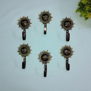 Messing lachende zongezicht keukenhanddoekhanger | Zwevende plankhaak met zonnebloemdesign | Set van 06 stuks