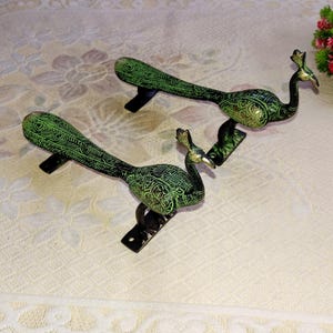 Påfågelhandtag i mässing med blomstergravyrer - Set om 2