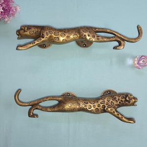 Tirador de puerta Jaguar de latón: base redonda, juego de 2